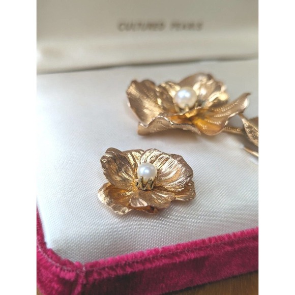 Vintage Coro Gold Tone Floral Cultured Pearl Brooch Earrings Set In The Box NOS - Picture 3 of 11
